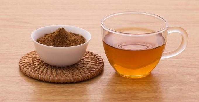 Instant Black Tea Powder, rico aroma de chá preto com líquido de cor âmbar.